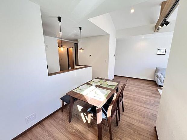 ご家族の温かい時間を演出するダイニングスペースです。