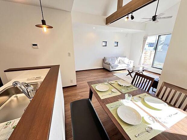 お食事中もキッチンと会話が楽しめるダイニングスペース。