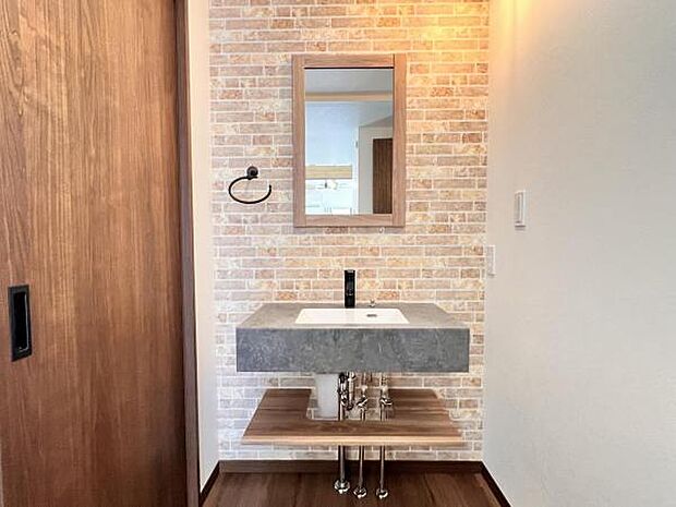 洗面化粧台です。朝の身支度から1日が始まります。