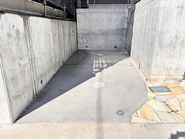 駐車場ももちろん完備しておりますのでお車所有の方にも心強いです。