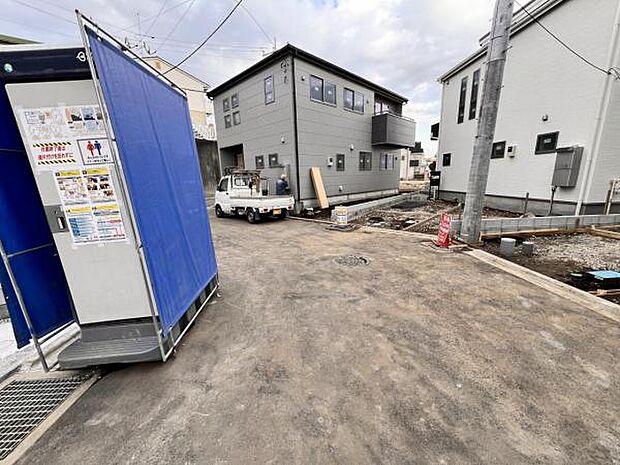 前面道路を含めた現地写真です。