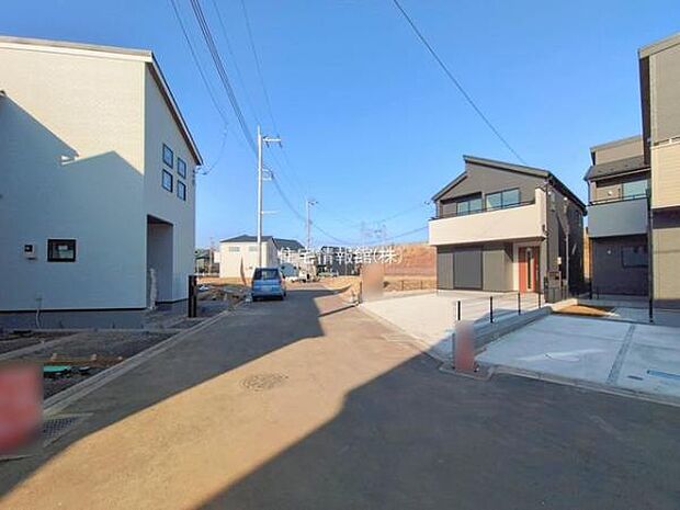 前面道路を含めた現地写真です。