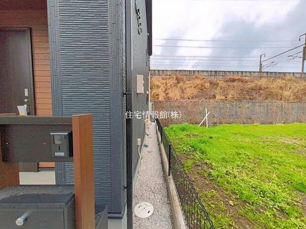 前面道路を含めた現地写真です。