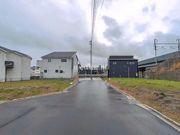 前面道路を含めた現地写真です。