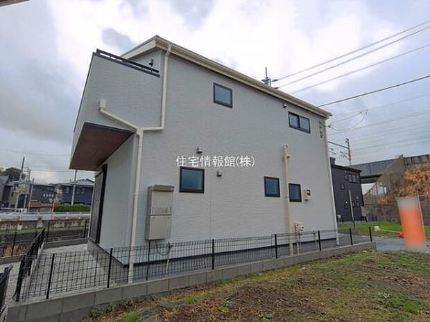 前面道路を含めた現地写真です。