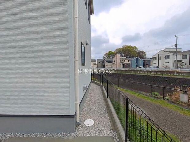 前面道路を含めた現地写真です。