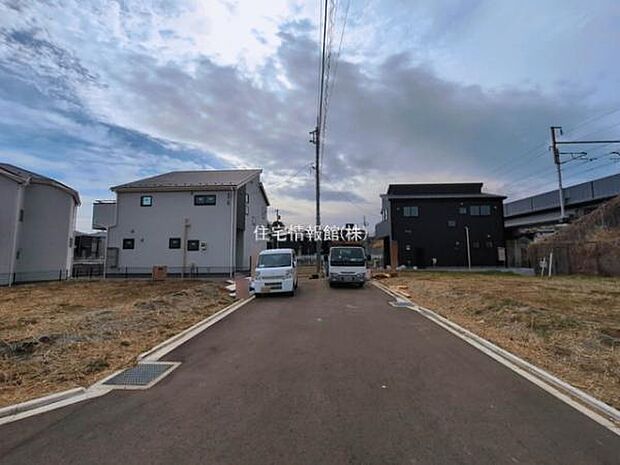 前面道路を含めた現地写真です。