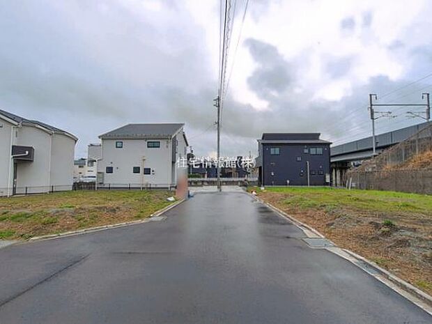 前面道路を含めた現地写真です。