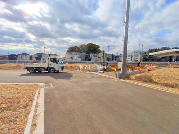 前面道路を含めた現地写真です。