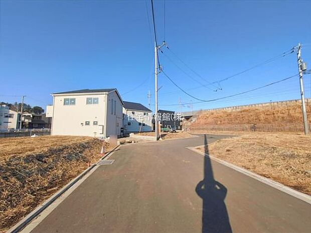 前面道路を含めた現地写真です。