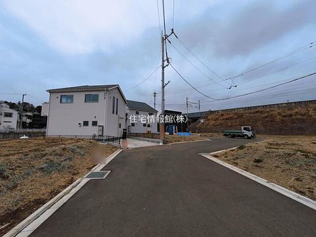 前面道路を含めた現地写真です。