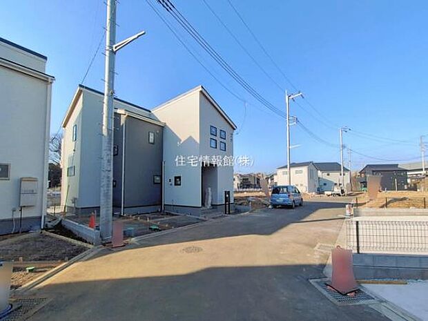 前面道路を含めた現地写真です。