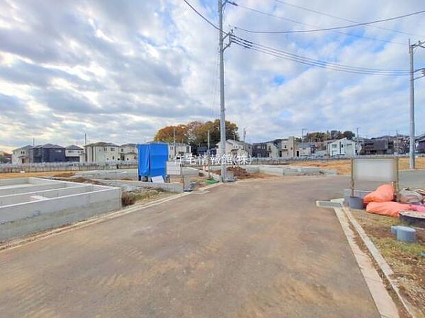 前面道路を含めた現地写真です。