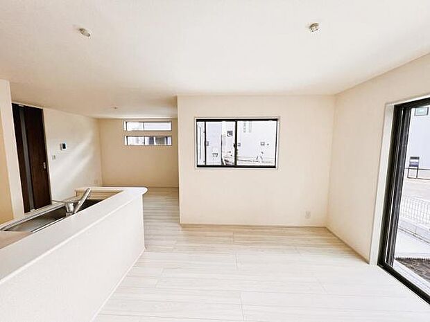 お食事中もキッチンと会話が楽しめるダイニングスペース。