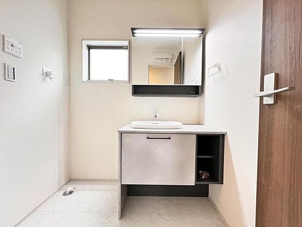 洗面化粧台です。朝の身支度から1日が始まります。