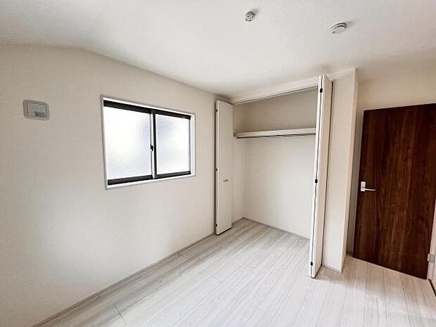 いつでもお部屋をスッキリお使い頂ける収納スペースを設置。