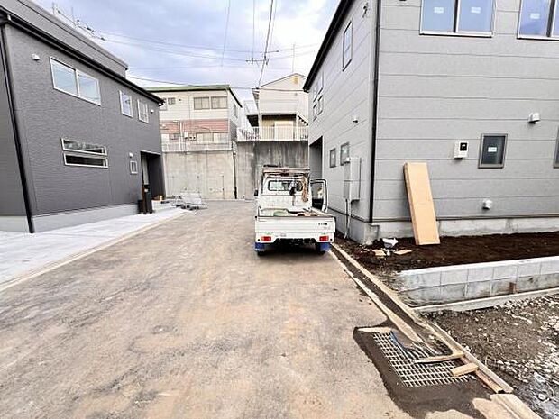 前面道路を含めた現地写真です。