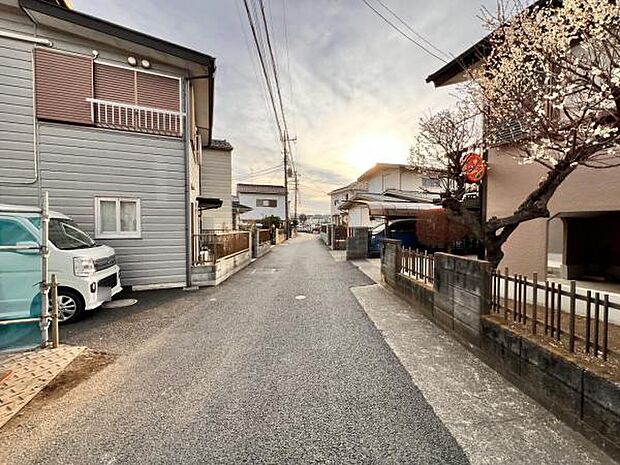 前面道路を含めた現地写真です。