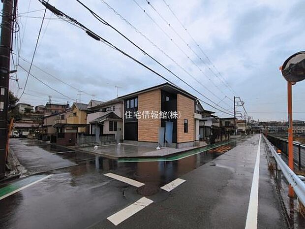 前面道路を含めた現地写真です。