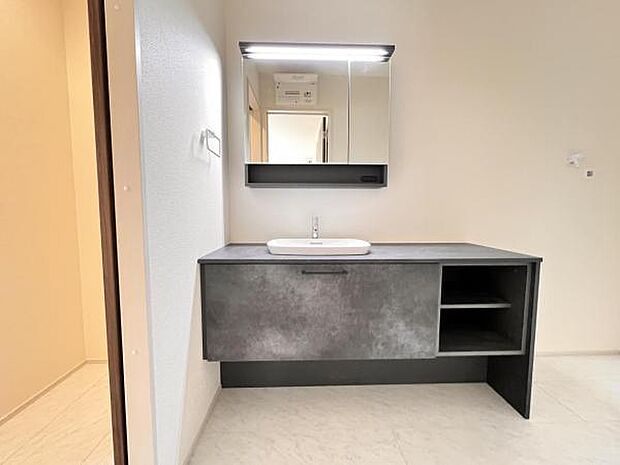 洗面化粧台です。朝の身支度から1日が始まります。