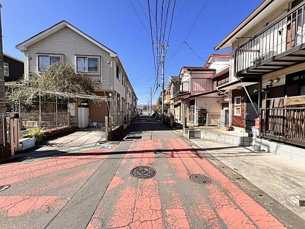 前面道路を含めた現地写真です。