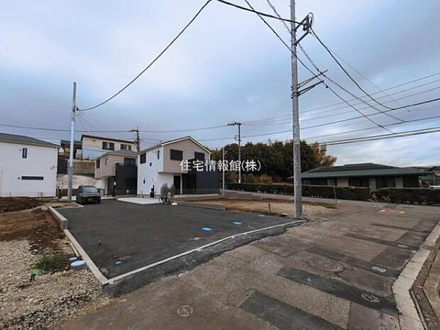 前面道路を含めた現地写真です。