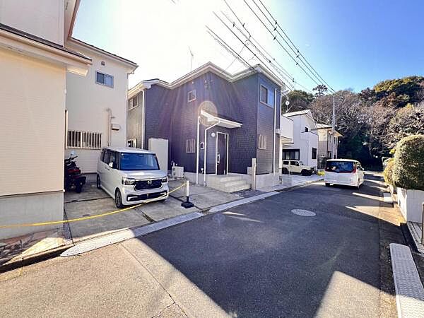 前面道路を含めた現地写真です。