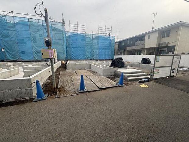 前面道路を含めた現地写真です。