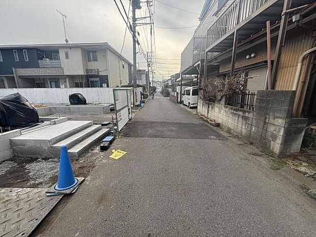 前面道路を含めた現地写真です。