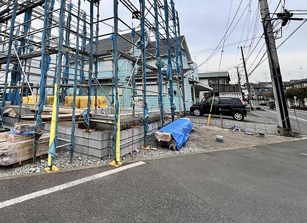 前面道路を含めた現地写真です。