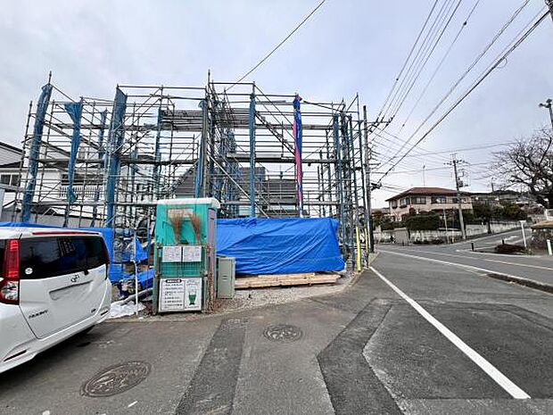 前面道路を含めた現地写真です。