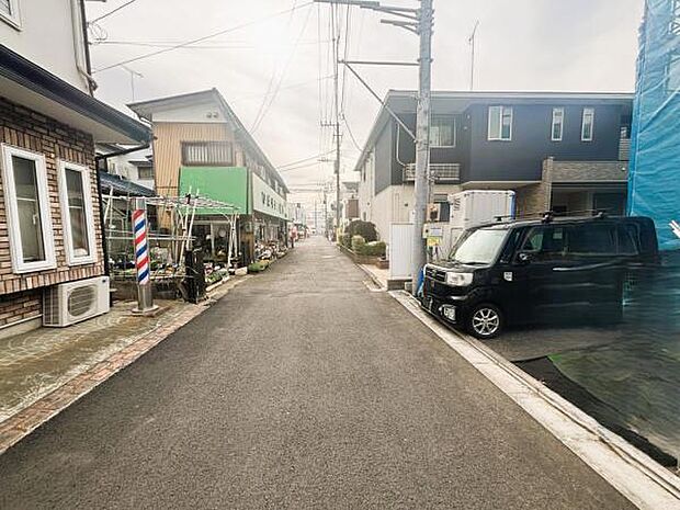 前面道路を含めた現地写真です。