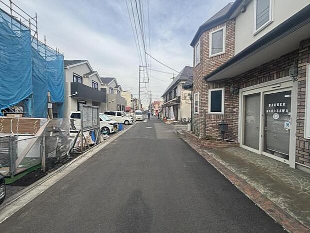 前面道路を含めた現地写真です。