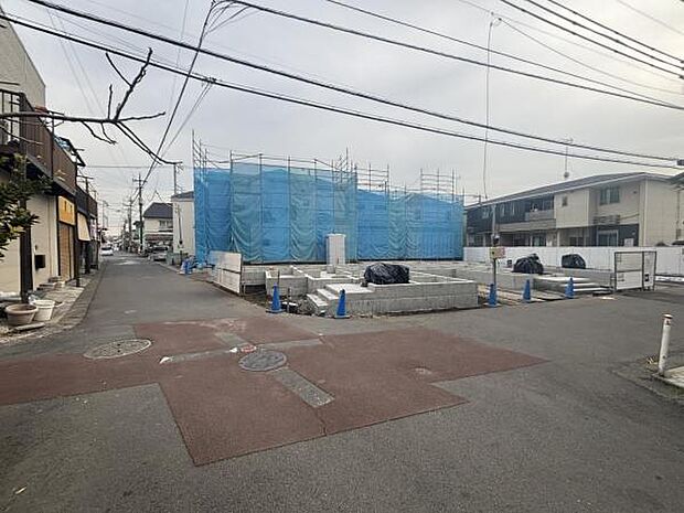 前面道路を含めた現地写真です。