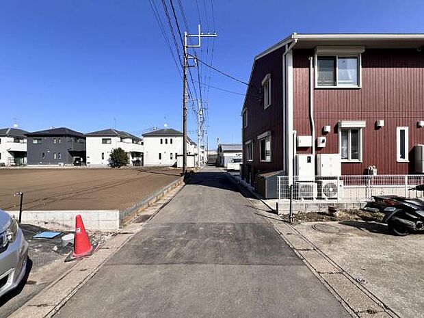 前面道路を含めた現地写真です。