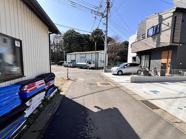 前面道路を含めた現地写真です。