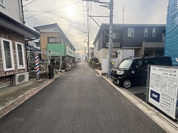 前面道路を含めた現地写真です。