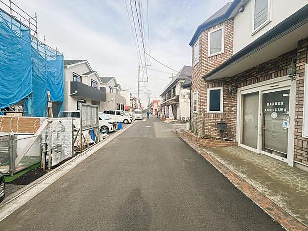 前面道路を含めた現地写真です。