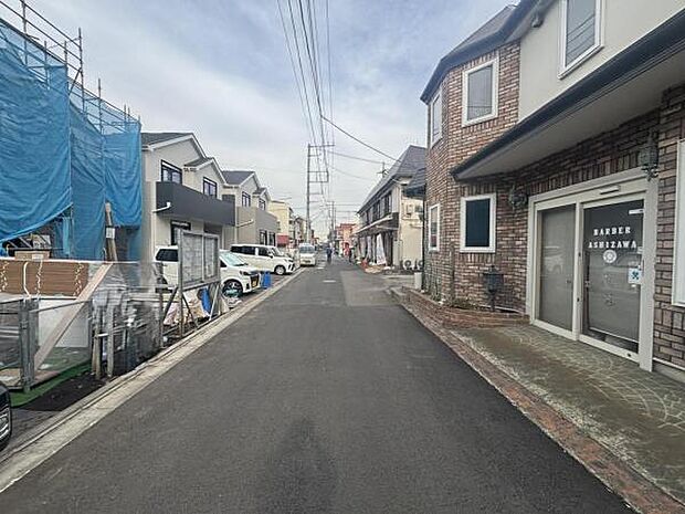 前面道路を含めた現地写真です。