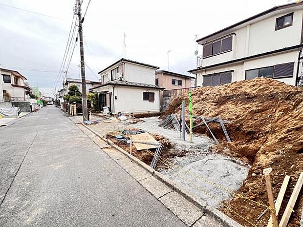前面道路を含めた現地写真です。
