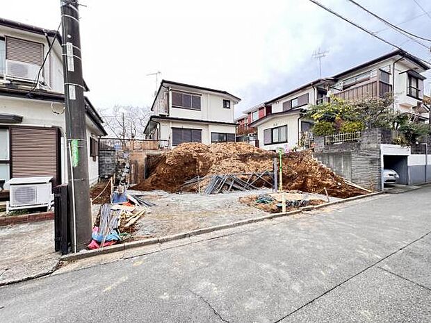 前面道路を含めた現地写真です。