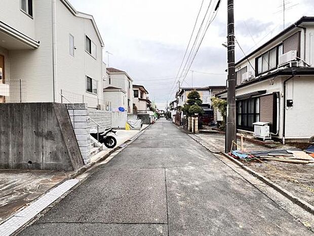 前面道路を含めた現地写真です。