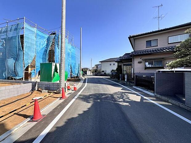 前面道路を含めた現地写真です。