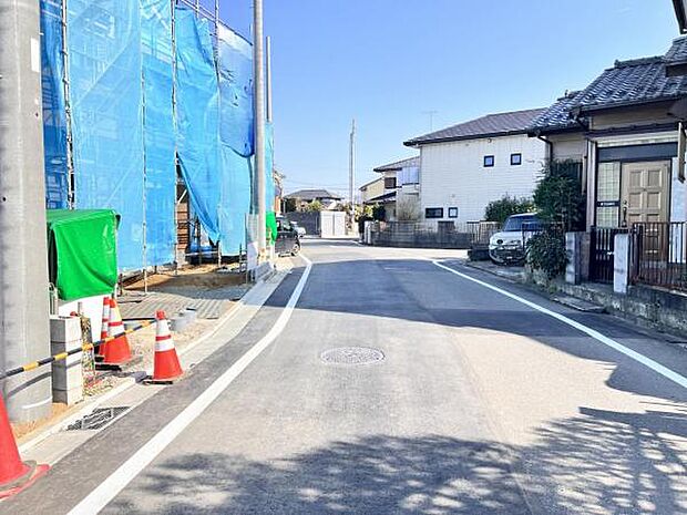 前面道路を含めた現地写真です。
