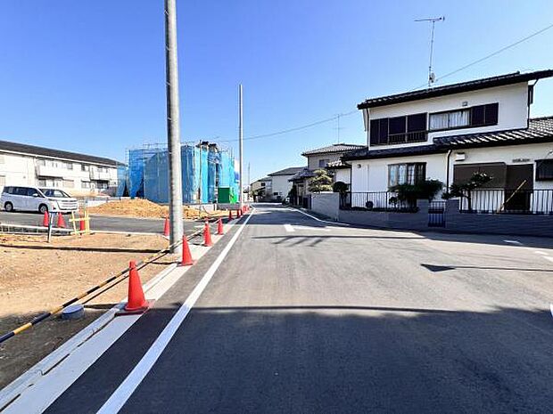 前面道路を含めた現地写真です。