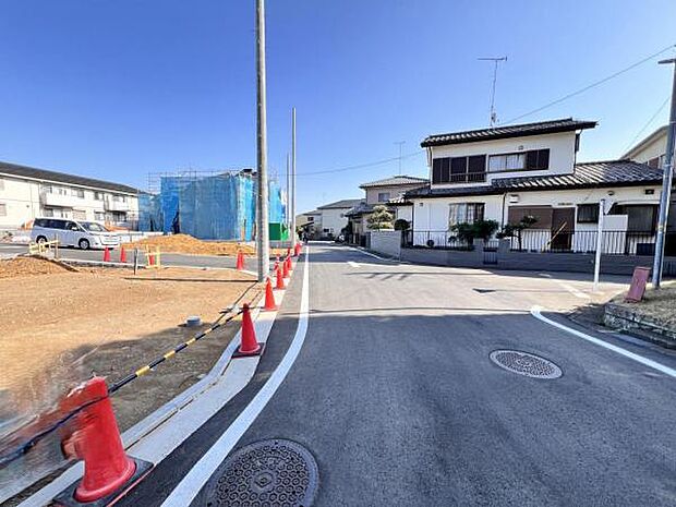 前面道路を含めた現地写真です。