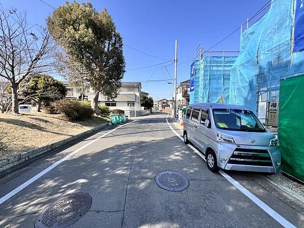 前面道路を含めた現地写真です。