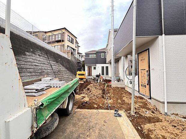 前面道路を含めた現地写真です。