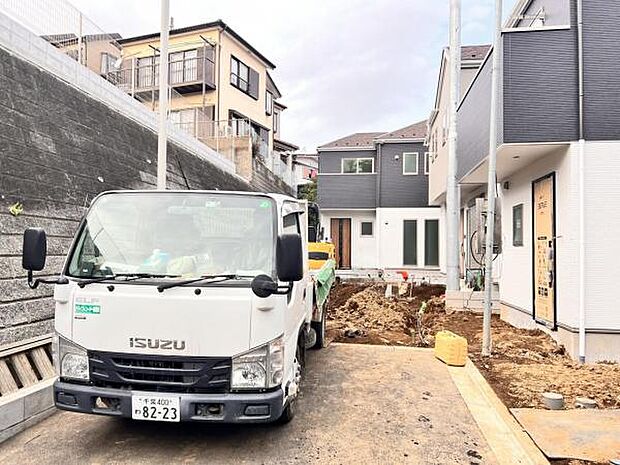 前面道路を含めた現地写真です。