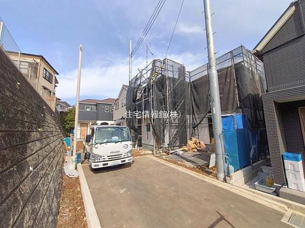 前面道路を含めた現地写真です。